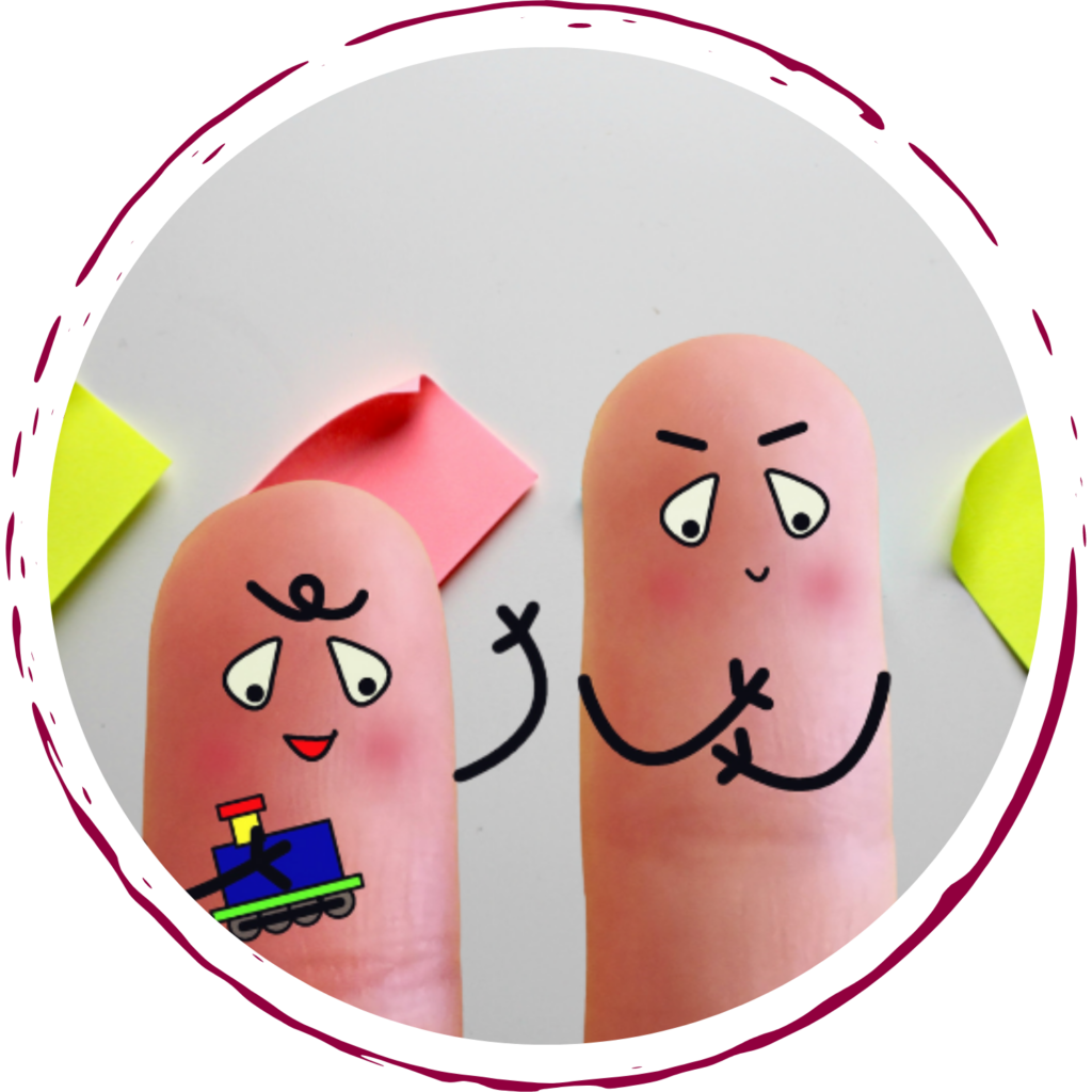 אצבעות בשיחה עם פתקים ברקע