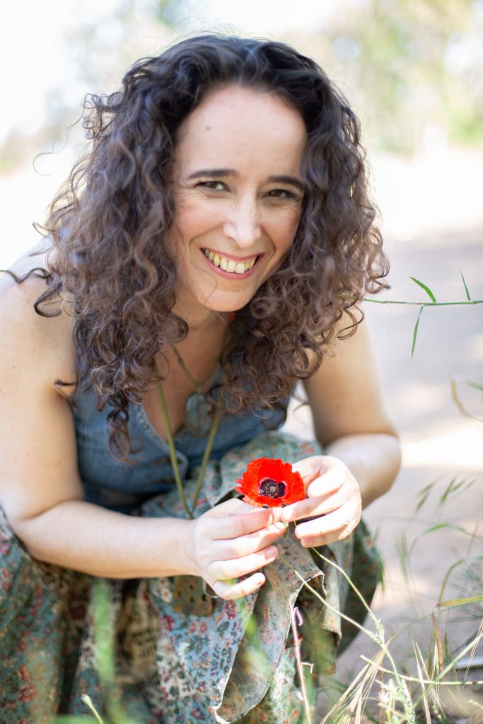 שרון מחזיקה פרח
